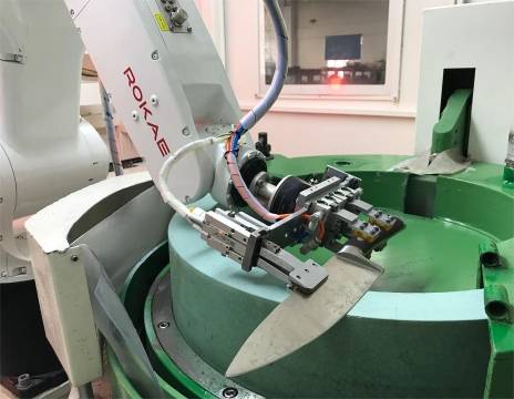 軽量ロボットで刃物を自動研磨、新興企業「ROKAE」が老舗メーカーとも提携