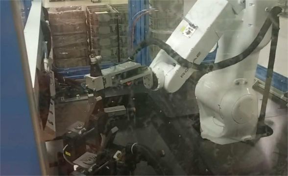 自動車のフォークのバリ取り
