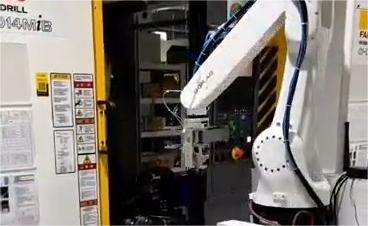 1対多の機械搬入・搬出用複合ロボット