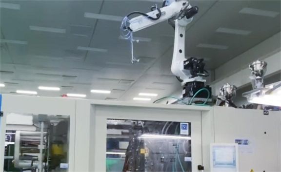 射出成型機へのロード・アンロード